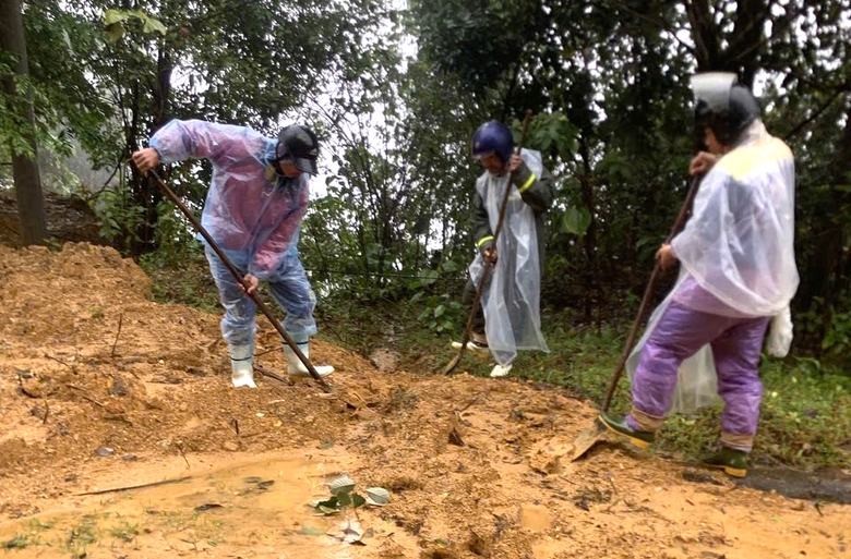 Huế: Nỗ lực khắc phục sạt lở, đảm bảo giao th&ocirc;ng sau lũ- Ảnh 9.