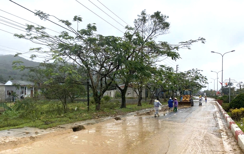 Huế: Nỗ lực khắc phục sạt lở, đảm bảo giao th&ocirc;ng sau lũ- Ảnh 11.