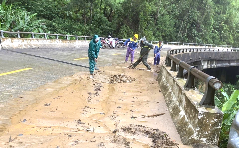 Huế: Nỗ lực khắc phục sạt lở, đảm bảo giao th&ocirc;ng sau lũ- Ảnh 12.