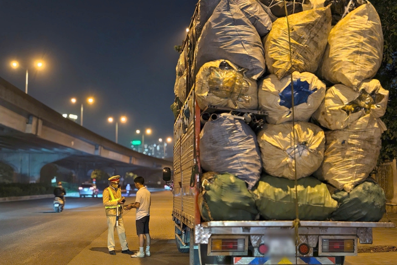 CSGT H&agrave; Nội tuần tra xuy&ecirc;n đ&ecirc;m, xử l&yacute; h&agrave;ng chục xe "hổ vồ" dấu hiệu qu&aacute; tải, che biển số- Ảnh 4.