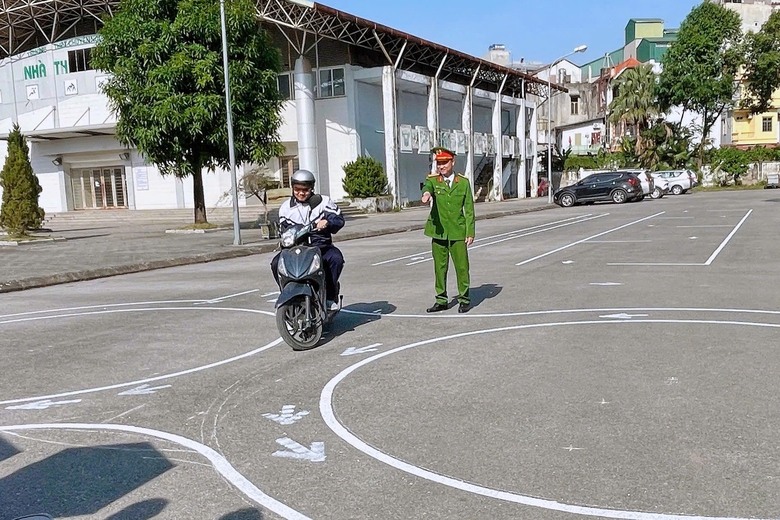 C&ocirc;ng an x&atilde;, phường ở H&agrave; Nội bắt đầu đ&agrave;o tạo l&yacute; thuyết v&agrave; dạy l&aacute;i xe cho học sinh- Ảnh 1.