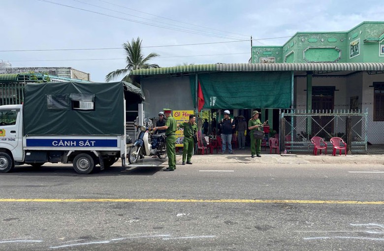 Cơ quan chức năng kh&aacute;m nghiệm hiện trường, điều tra nguy&ecirc;n nh&acirc;n vụ tai nạn - Ảnh: Hữu Ph&uacute;c.
