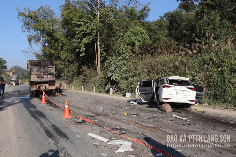 Khẩn trương điều tra, khắc phục hậu quả tai nạn giao thông làm 4 người chết ở Lạng Sơn- Ảnh 1. Khẩn trương điều tra, khắc phục hậu quả tai nạn giao thông làm 4 người chết ở Lạng Sơn- Ảnh 1.