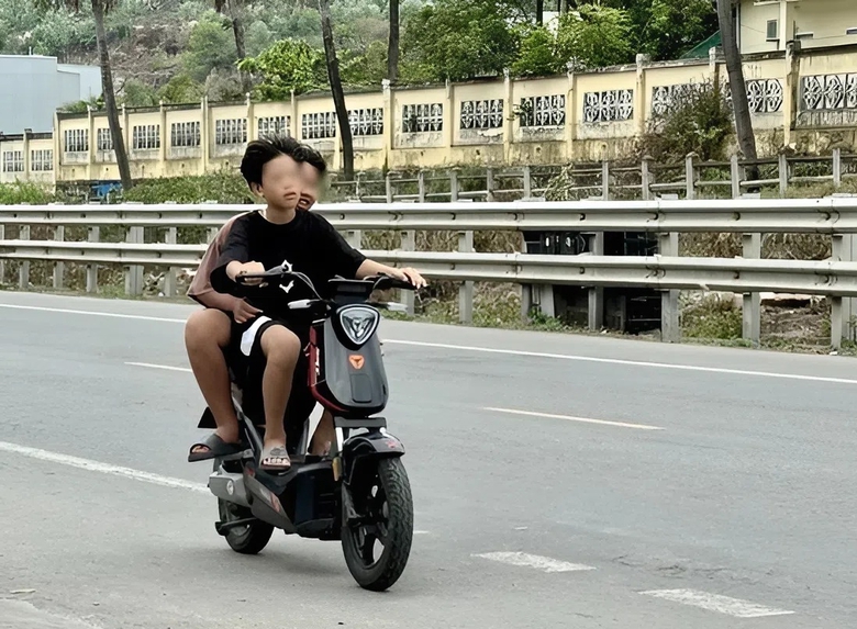 Lâm Đồng tăng cường giáo dục ý thức an toàn giao thông cho học sinh- Ảnh 1. Lâm Đồng tăng cường giáo dục ý thức an toàn giao thông cho học sinh- Ảnh 1.