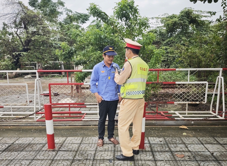 CSGT Đ&agrave; Nẵng tăng cường tuy&ecirc;n truyền Luật Đường sắt, ngăn ngừa h&agrave;nh vi n&eacute;m đất, đ&aacute; l&ecirc;n t&agrave;u- Ảnh 2.