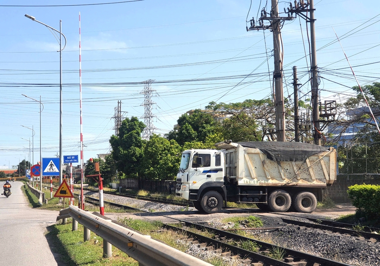 Quảng Ninh x&oacute;a h&agrave;ng chục lối đi tự mở, siết chặt h&agrave;nh lang an to&agrave;n giao th&ocirc;ng đường sắt- Ảnh 2.
