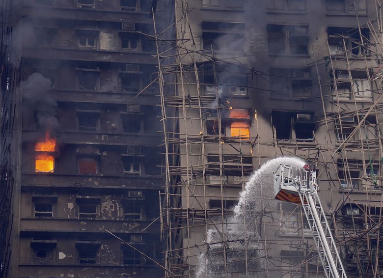 Trung Quốc r&agrave; so&aacute;t nguy cơ ch&aacute;y nổ to&agrave; nh&agrave; cao tầng to&agrave;n quốc sau vụ ch&aacute;y ở Hong Kong- Ảnh 1.