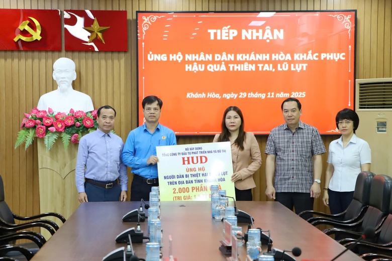 Tổng c&ocirc;ng ty HUD ủng hộ 2.000 phần qu&agrave; cho người d&acirc;n Kh&aacute;nh H&ograve;a ảnh hưởng mưa lũ- Ảnh 1.