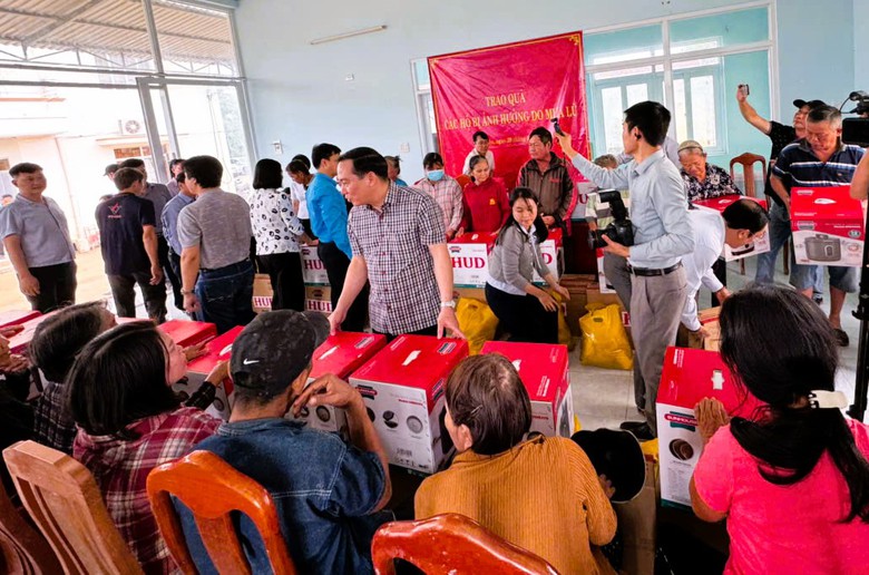 Tổng c&ocirc;ng ty HUD ủng hộ 2.000 phần qu&agrave; cho người d&acirc;n Kh&aacute;nh H&ograve;a ảnh hưởng mưa lũ- Ảnh 11.