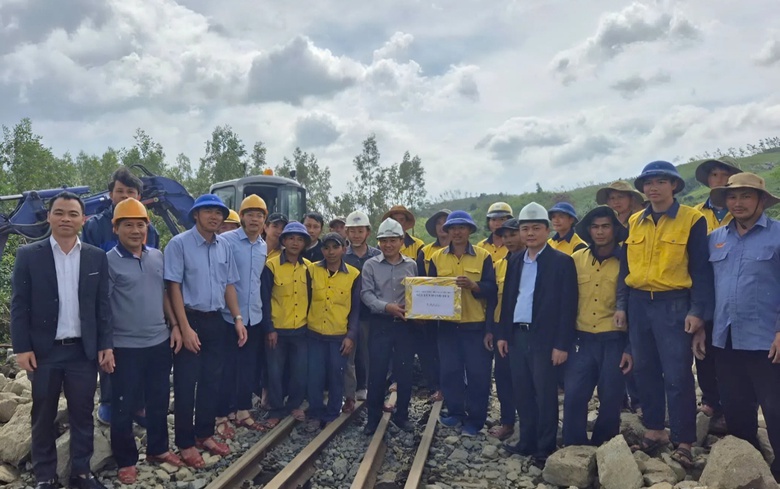 Deputy Minister Nguyen Danh Huy inspects flood-damaged sections of the North-South railway- Ảnh 1.