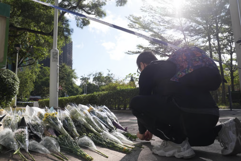 Hong Kong tưởng niệm nạn nhân, gấp rút hỗ trợ cư dân mất trắng tài sản trong vụ cháy- Ảnh 2. Hong Kong tưởng niệm nạn nhân, gấp rút hỗ trợ cư dân mất trắng tài sản trong vụ cháy- Ảnh 2.