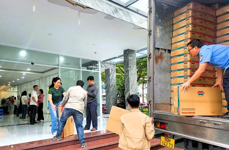 Tổng c&ocirc;ng ty HUD ủng hộ 2.000 phần qu&agrave; cho người d&acirc;n Kh&aacute;nh H&ograve;a ảnh hưởng mưa lũ- Ảnh 8.