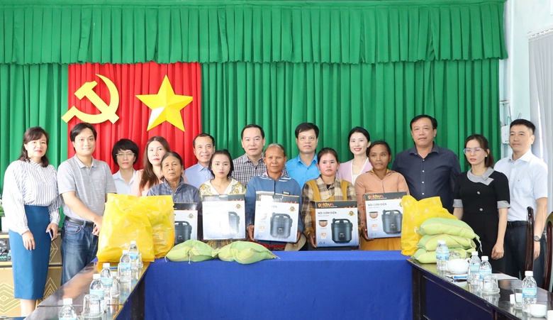 Tổng c&ocirc;ng ty HUD ủng hộ 2.000 phần qu&agrave; cho người d&acirc;n Kh&aacute;nh H&ograve;a ảnh hưởng mưa lũ- Ảnh 4.