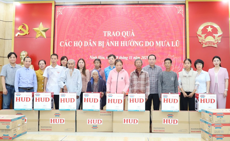 Tổng c&ocirc;ng ty HUD ủng hộ 2.000 phần qu&agrave; cho người d&acirc;n Kh&aacute;nh H&ograve;a ảnh hưởng mưa lũ- Ảnh 2.