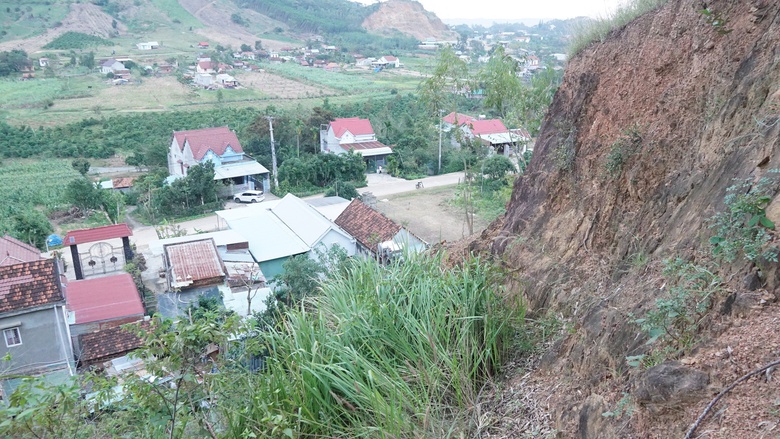 Gia Lai: Vết nứt xuất hiện tr&ecirc;n đồi, ch&iacute;nh quyền chủ động phương &aacute;n bảo vệ khu d&acirc;n cư- Ảnh 1.