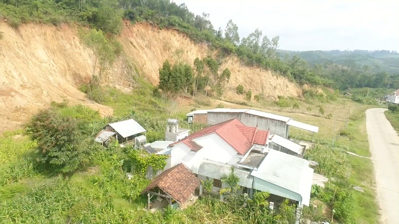 Gia Lai: Vết nứt xuất hiện tr&ecirc;n đồi, ch&iacute;nh quyền chủ động phương &aacute;n bảo vệ khu d&acirc;n cư- Ảnh 7.