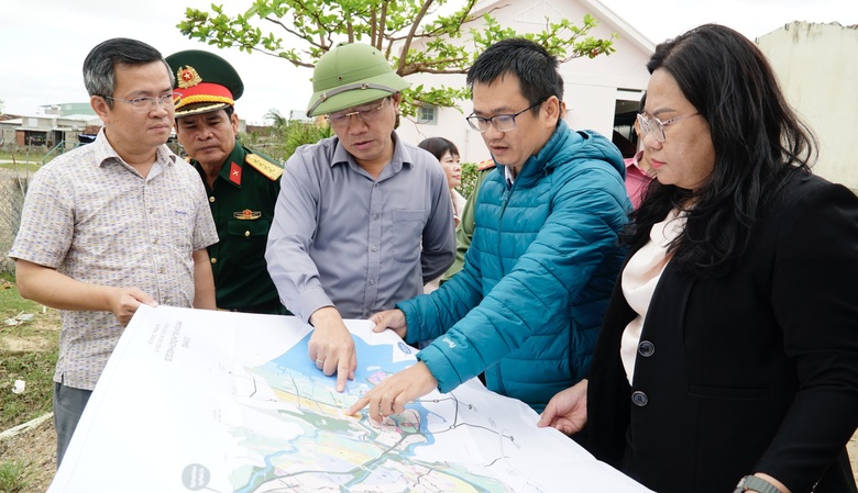 Chủ tịch tỉnh Gia Lai: &ldquo;Phải di dời người d&acirc;n khỏi v&ugrave;ng ngập lụt để tr&aacute;nh t&aacute;i ngh&egrave;o&rdquo;- Ảnh 2.