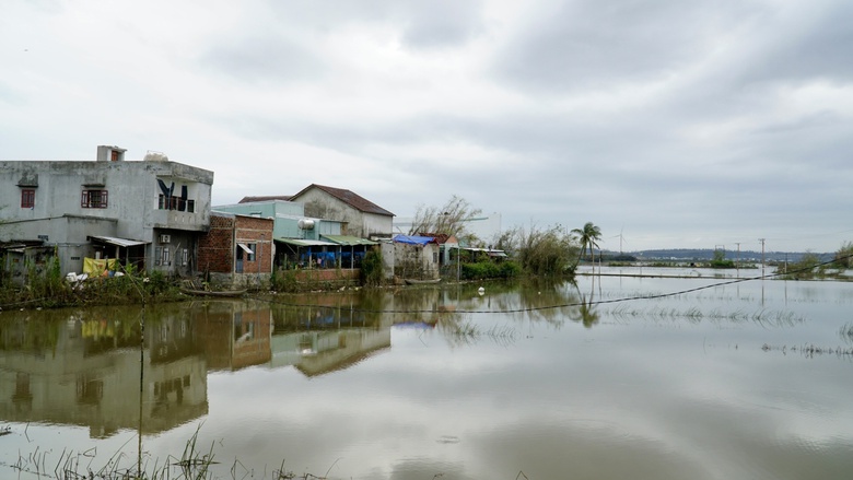 Chủ tịch tỉnh Gia Lai: &ldquo;Phải di dời người d&acirc;n khỏi v&ugrave;ng ngập lụt để tr&aacute;nh t&aacute;i ngh&egrave;o&rdquo;- Ảnh 3.
