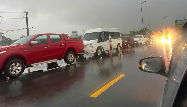 Miền Trung lại mưa lớn, nhiều khu d&acirc;n cư ngập s&acirc;u, người d&acirc;n tất tả chạy lũ- Ảnh 6.