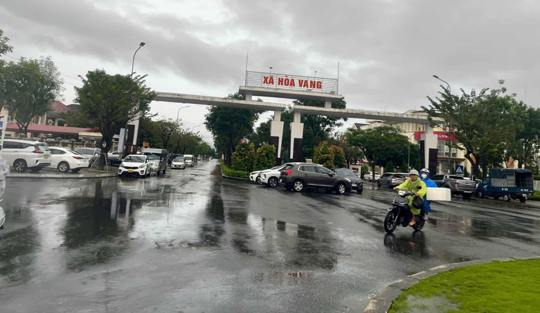 Miền Trung lại mưa lớn, nhiều khu d&acirc;n cư ngập s&acirc;u, người d&acirc;n tất tả chạy lũ- Ảnh 7.