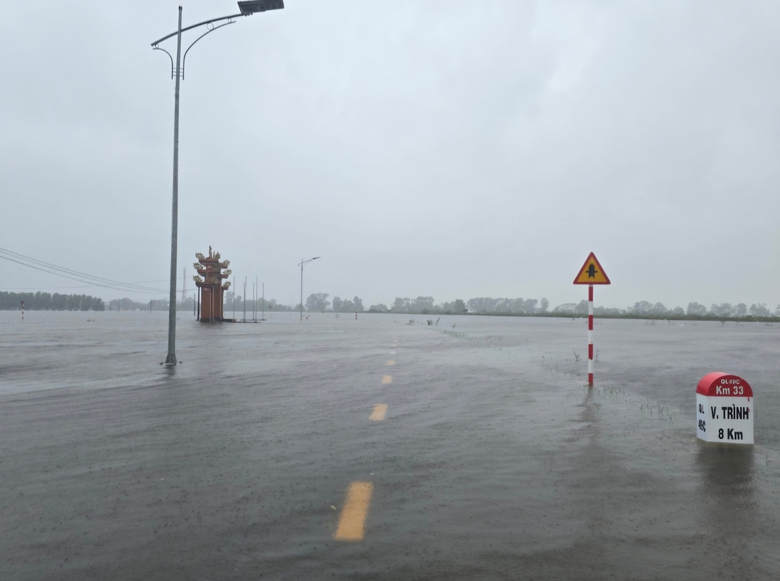 Miền Trung lại mưa lớn, nhiều khu d&acirc;n cư ngập s&acirc;u, người d&acirc;n tất tả chạy lũ- Ảnh 8.