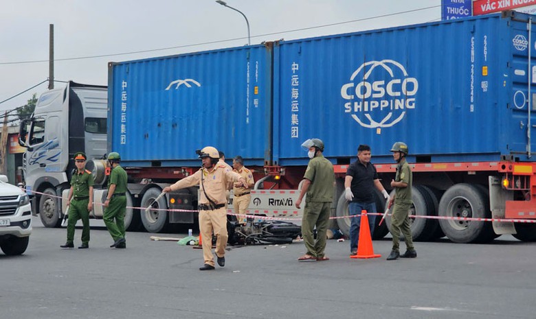 Lực lượng chức năng xử l&yacute; hiện trường vụ tai nạn.