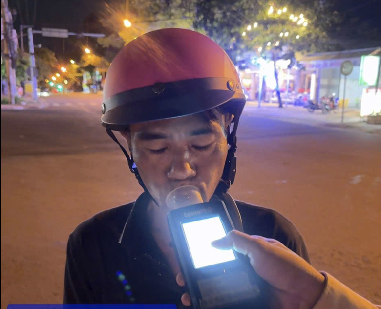 Một ng&agrave;y ph&aacute;t hiện gần 2.500 &ldquo;ma men&rdquo; l&aacute;i xe, trong đ&oacute; c&oacute; 15 phụ nữ- Ảnh 1.