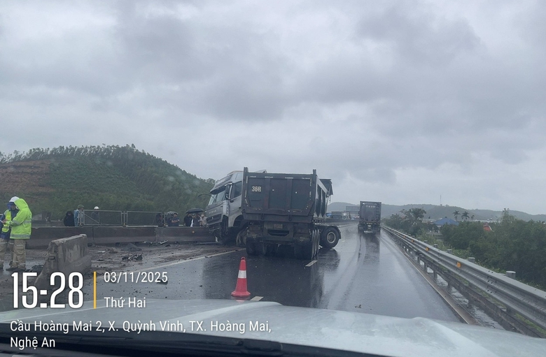 Xe đầu k&eacute;o h&uacute;c bay dải ph&acirc;n c&aacute;ch, cao tốc qua Nghệ An tắc d&agrave;i nhiều giờ- Ảnh 1.