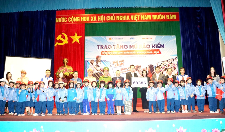 Nghệ An: Mũ bảo hiểm đạt chuẩn, h&agrave;nh trang đầu đời của mỗi thế hệ học sinh- Ảnh 2.