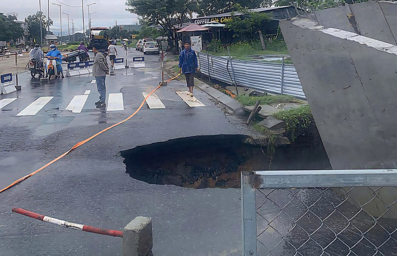 Đường qua L&agrave;ng Đại học Đ&agrave; Nẵng sụt l&uacute;n tạo hố tử thần- Ảnh 1.