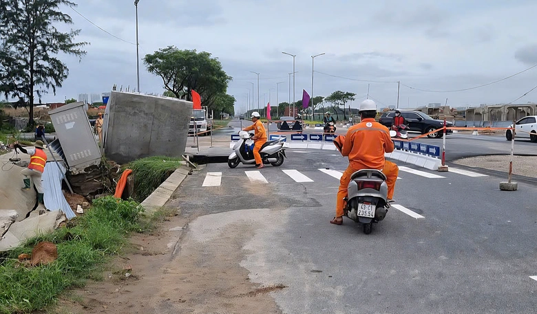 Đường qua L&agrave;ng Đại học Đ&agrave; Nẵng sụt l&uacute;n tạo hố tử thần- Ảnh 2.