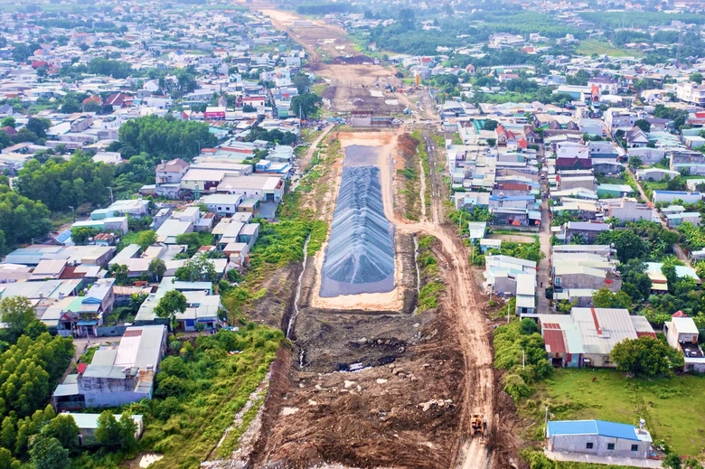 Cao tốc Bi&ecirc;n H&ograve;a - Vũng T&agrave;u: Bổ sung gần 400.000m&sup3; đ&aacute; để kịp hẹn th&ocirc;ng xe kỹ thuật 19/12- Ảnh 2.