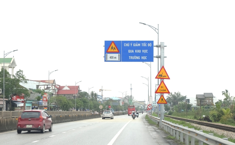 Nghệ An: Thay thế biển báo trên quốc lộ 1 theo cập nhật quy chuẩn kỹ thuật quốc gia- Ảnh 1. Nghệ An: Thay thế biển báo trên quốc lộ 1 theo cập nhật quy chuẩn kỹ thuật quốc gia- Ảnh 1.