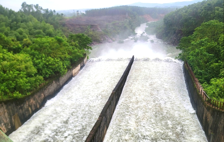 Những người trắng đêm gác lũ nơi thượng nguồn ở Hà Tĩnh- Ảnh 1. Những người trắng đêm gác lũ nơi thượng nguồn ở Hà Tĩnh- Ảnh 1.