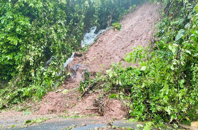 Mưa lớn, nước s&ocirc;ng d&acirc;ng cao g&acirc;y chia cắt giao th&ocirc;ng nhiều nơi ở Quảng Trị- Ảnh 10.