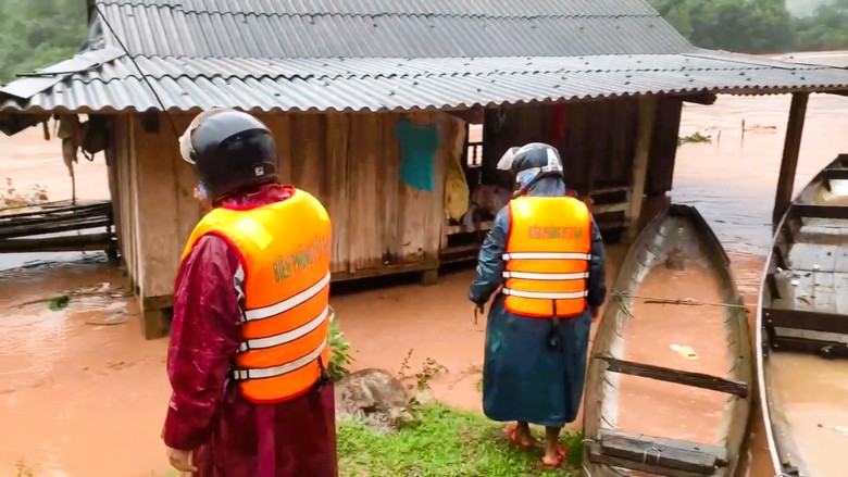 Mưa lớn, nước s&ocirc;ng d&acirc;ng cao g&acirc;y chia cắt giao th&ocirc;ng nhiều nơi ở Quảng Trị- Ảnh 12.