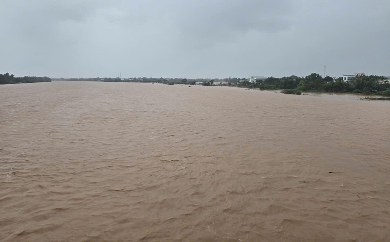 Mưa lớn, nước s&ocirc;ng d&acirc;ng cao g&acirc;y chia cắt giao th&ocirc;ng nhiều nơi ở Quảng Trị- Ảnh 13.