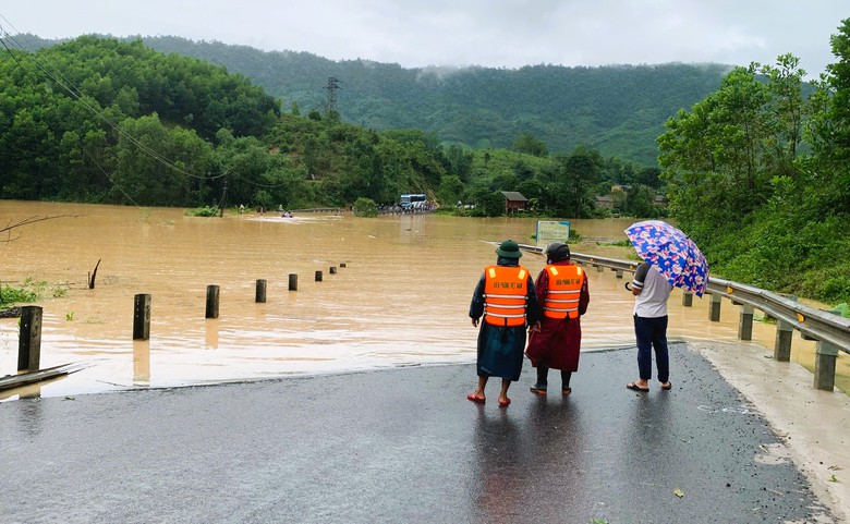 Mưa lớn, nước s&ocirc;ng d&acirc;ng cao g&acirc;y chia cắt giao th&ocirc;ng nhiều nơi ở Quảng Trị- Ảnh 4.