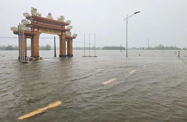 Mưa lớn, nước s&ocirc;ng d&acirc;ng cao g&acirc;y chia cắt giao th&ocirc;ng nhiều nơi ở Quảng Trị- Ảnh 6.