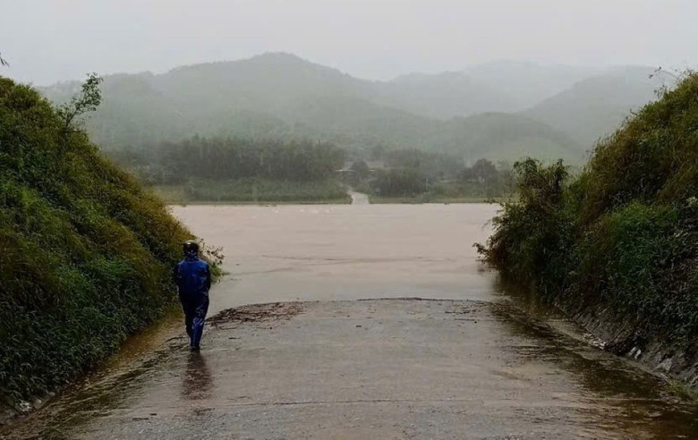 Mưa lớn, nước s&ocirc;ng d&acirc;ng cao g&acirc;y chia cắt giao th&ocirc;ng nhiều nơi ở Quảng Trị- Ảnh 7.