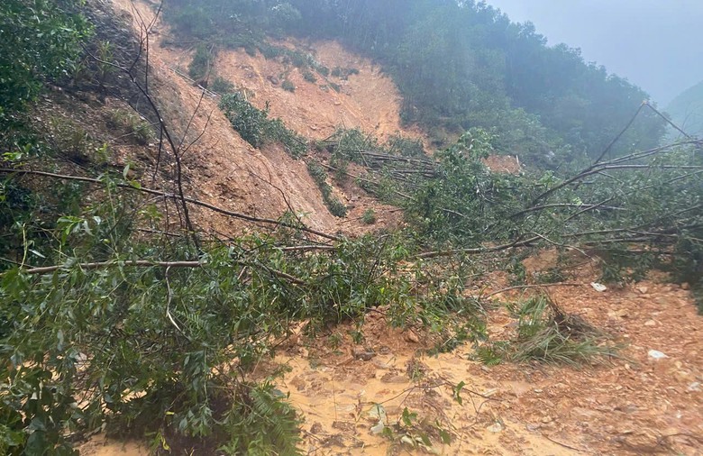 Mưa lớn, nước s&ocirc;ng d&acirc;ng cao g&acirc;y chia cắt giao th&ocirc;ng nhiều nơi ở Quảng Trị- Ảnh 9.