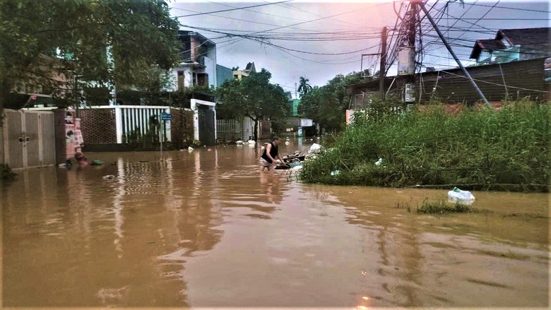 Miền Trung lại mưa lớn, nhiều khu d&acirc;n cư ngập s&acirc;u, người d&acirc;n tất tả chạy lũ- Ảnh 2.