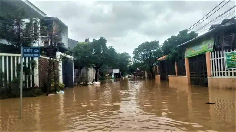 Miền Trung lại mưa lớn, nhiều khu d&acirc;n cư ngập s&acirc;u, người d&acirc;n tất tả chạy lũ- Ảnh 4.