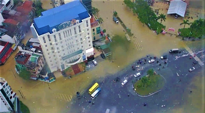 Miền Trung lại mưa lớn, nhiều khu d&acirc;n cư ngập s&acirc;u, người d&acirc;n tất tả chạy lũ- Ảnh 1.