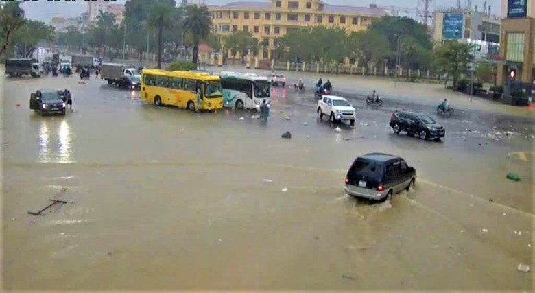 Miền Trung lại mưa lớn, nhiều khu d&acirc;n cư ngập s&acirc;u, người d&acirc;n tất tả chạy lũ- Ảnh 5.