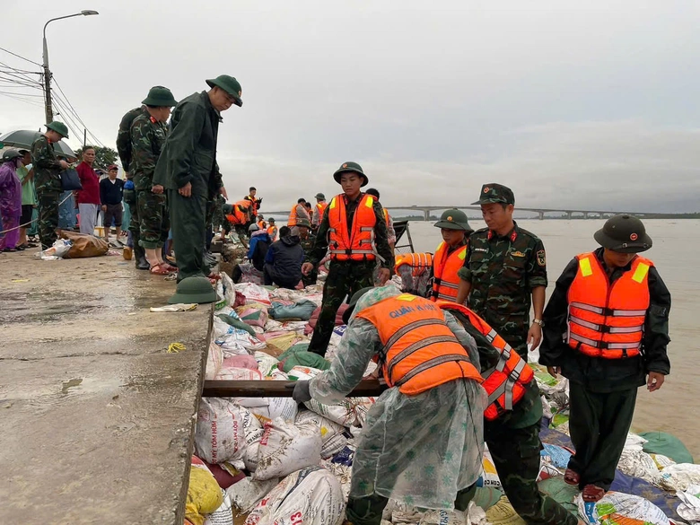 Lập sở chỉ huy qu&acirc;n sự ứng ph&oacute; mưa lũ tại điểm n&oacute;ng sạt biển ở Đ&agrave; Nẵng- Ảnh 1.
