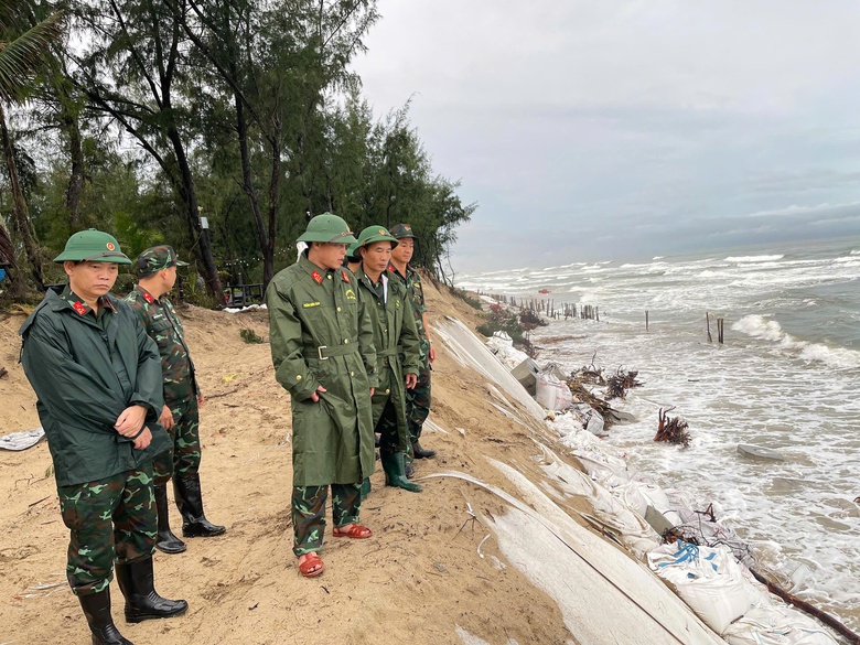 Lập sở chỉ huy qu&acirc;n sự ứng ph&oacute; mưa lũ tại điểm n&oacute;ng sạt biển ở Đ&agrave; Nẵng- Ảnh 2.