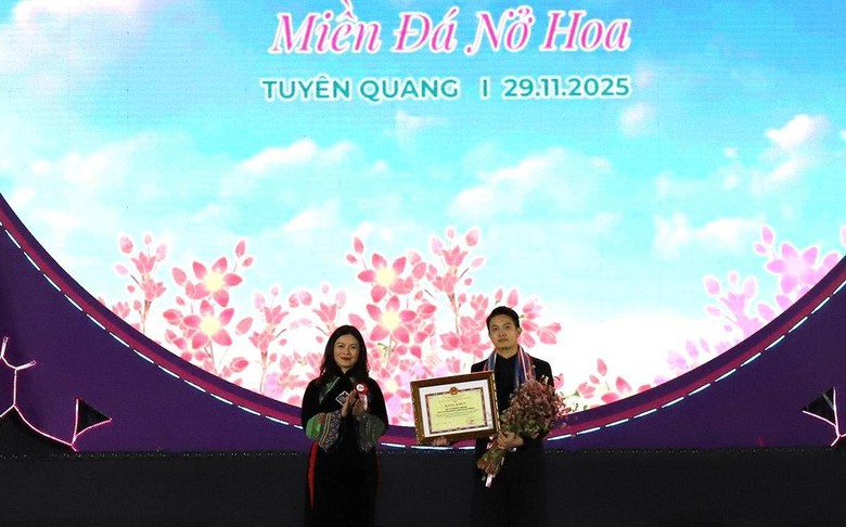 Khai mạc lễ hội hoa Tam gi&aacute;c mạch v&agrave; vinh danh c&aacute;c danh hiệu du lịch Tuy&ecirc;n Quang năm 2025- Ảnh 3.