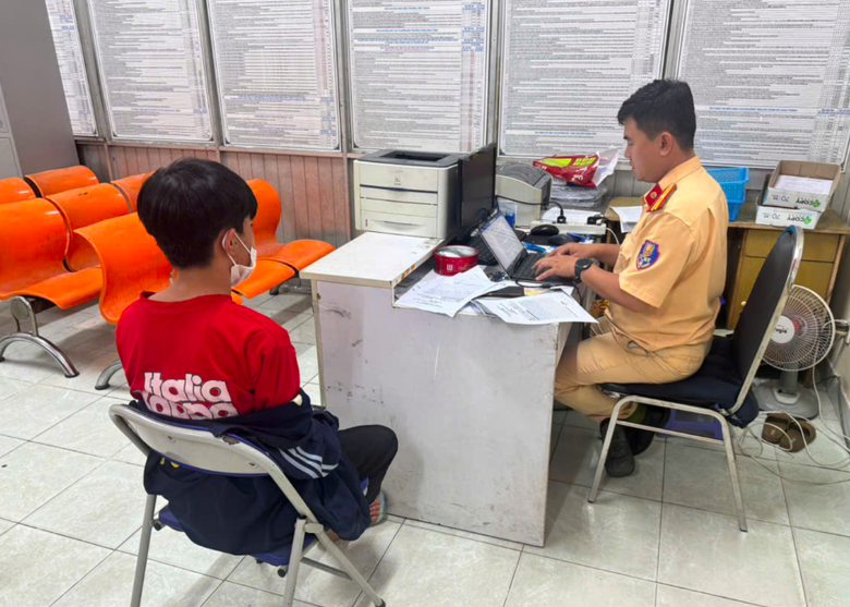 TP.HCM: C&ocirc;ng an l&agrave;m việc với nam sinh chạy xe m&aacute;y độ p&ocirc;, che biển số quay clip l&ecirc;n mạng- Ảnh 1.