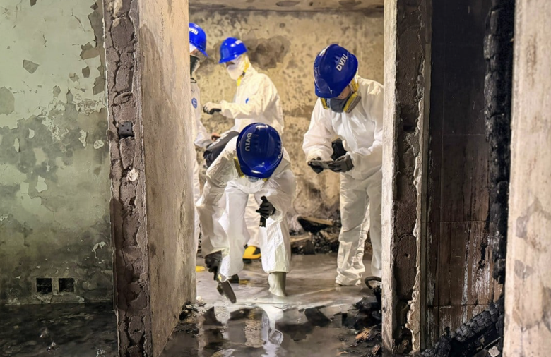 Cháy chung cư ở Hong Kong: Phát hiện thêm nhiều thi thể trên mái nhà, đã có 146 người chết- Ảnh 1. Cháy chung cư ở Hong Kong: Phát hiện thêm nhiều thi thể trên mái nhà, đã có 146 người chết- Ảnh 1.